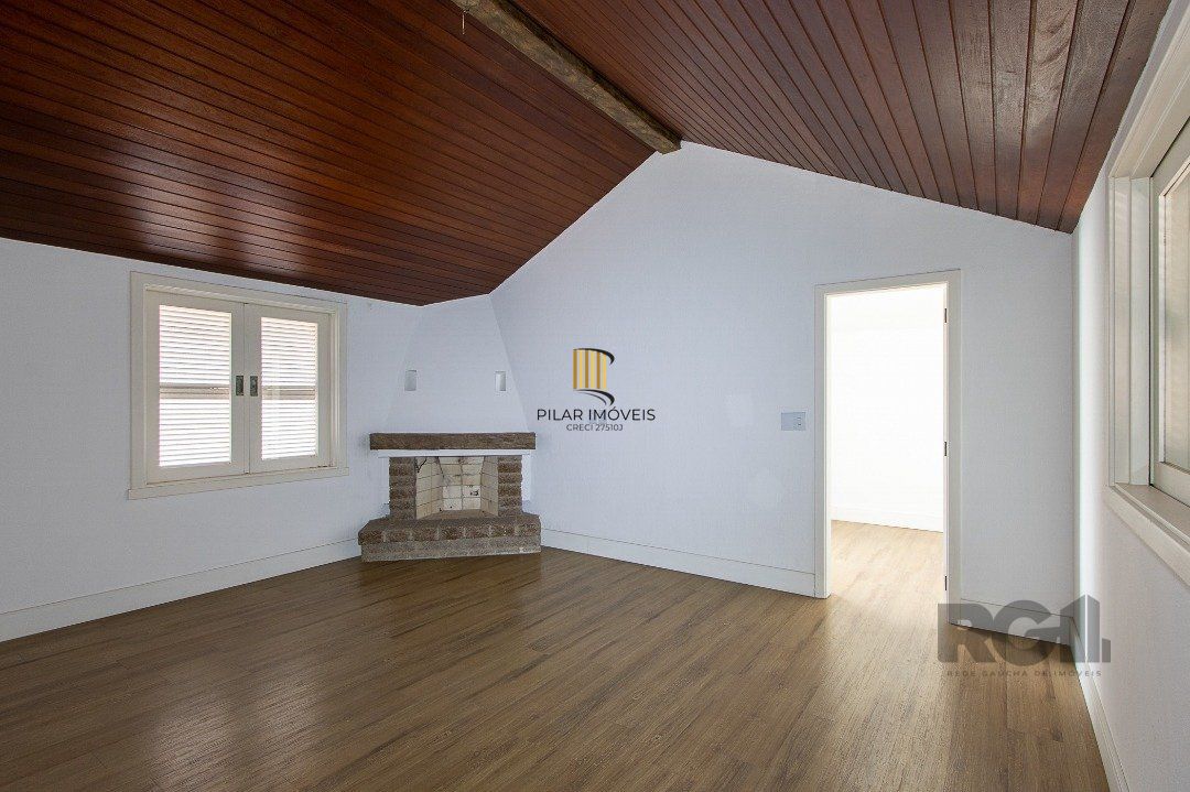 Casa Condomínio a Venda - 880m², 5 dormitórios, sendo 2 suítes, a master com lareira, 4 vagas - Cavalhada