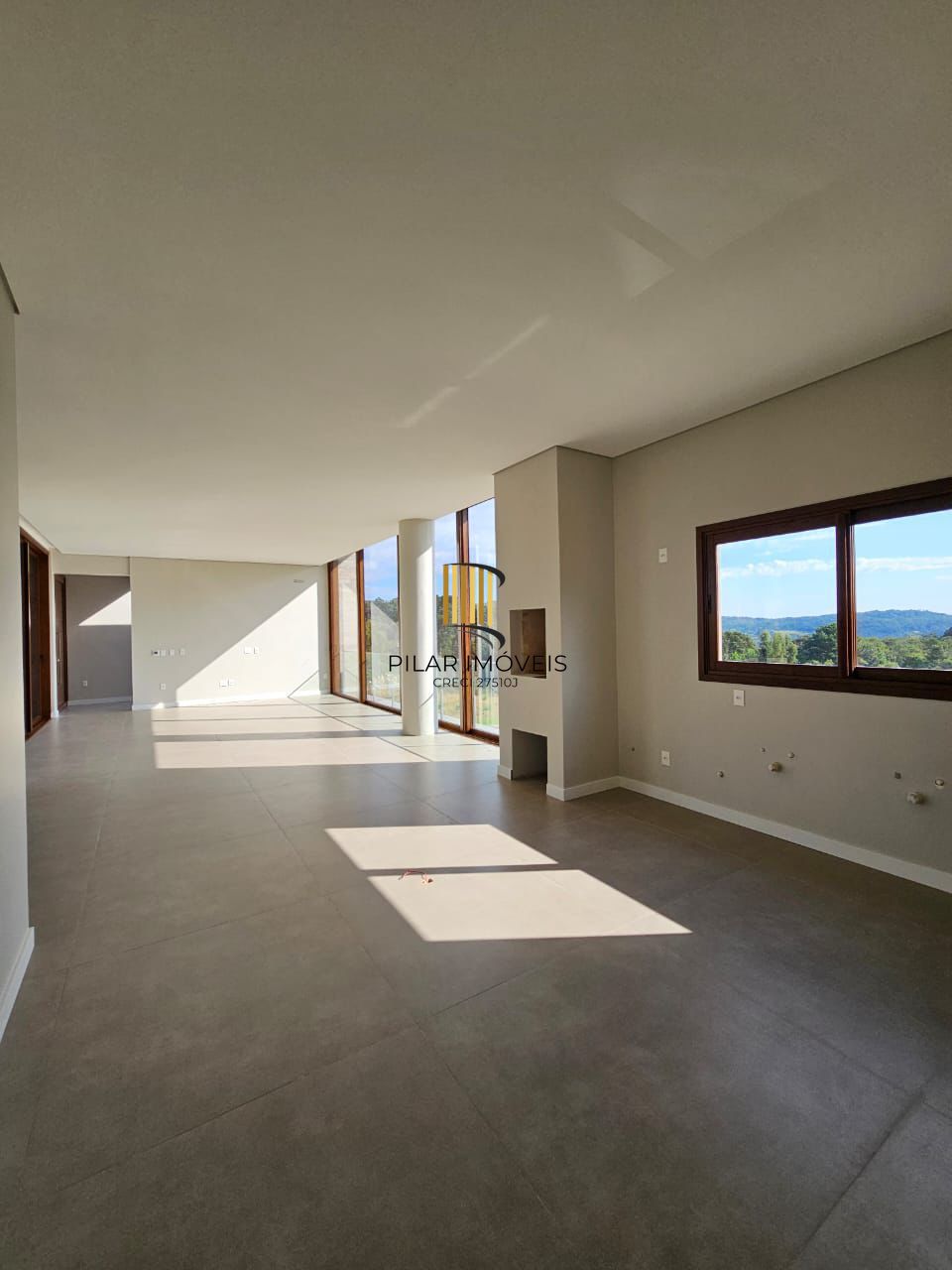 Casa de condomínio, 3 dormitórios, 3 suítes, 2 vagas de garagem.