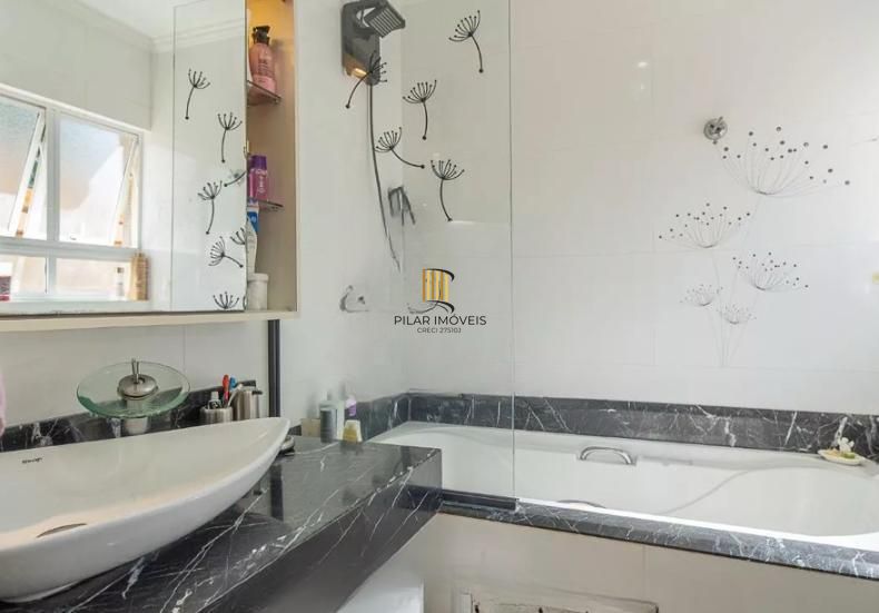 Linda casa com 3 dormitórios, sendo 1 Suíte, Sala Ampla no Condomínio de Ótima Localização