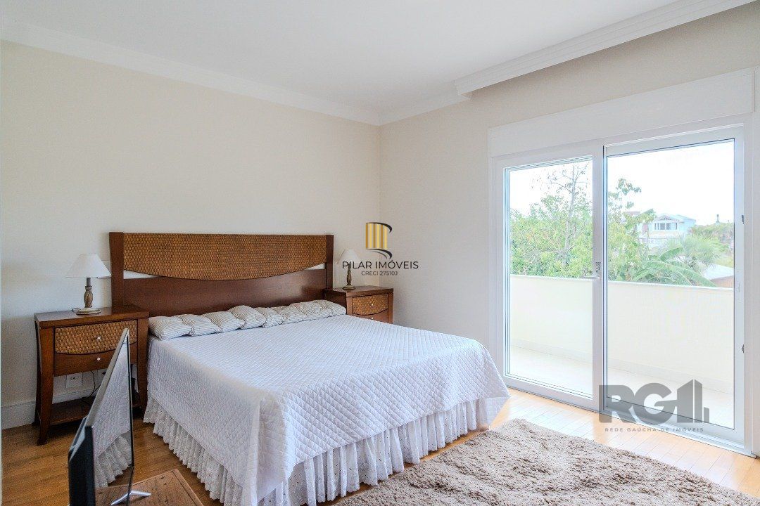 Casa semimobiliada e possui 3 suítes (sendo 1 delas master com closet e hidro)