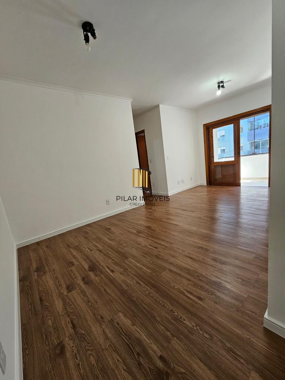 Apto com 2 dormi ,sacada com churrasq e garagem