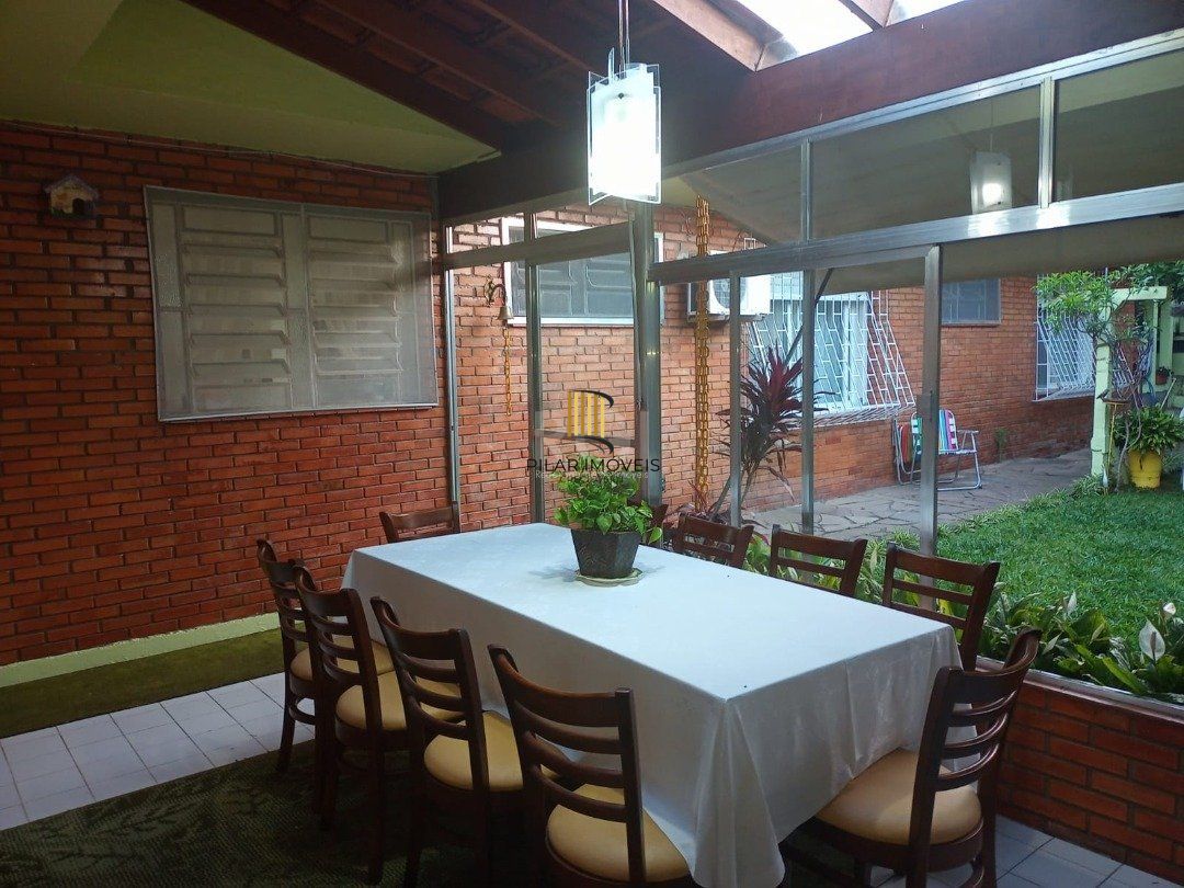Casa para Venda - 220m², 3 dormitórios, sendo 1 suites, 1 vaga - Camaquã