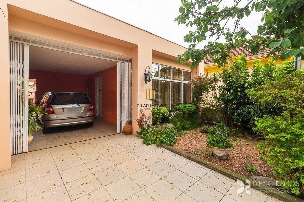 Casa térrea à venda, com 2 suites, 3 banheiros, edicula, pátio, 2 vagas - Bairro Medianeira