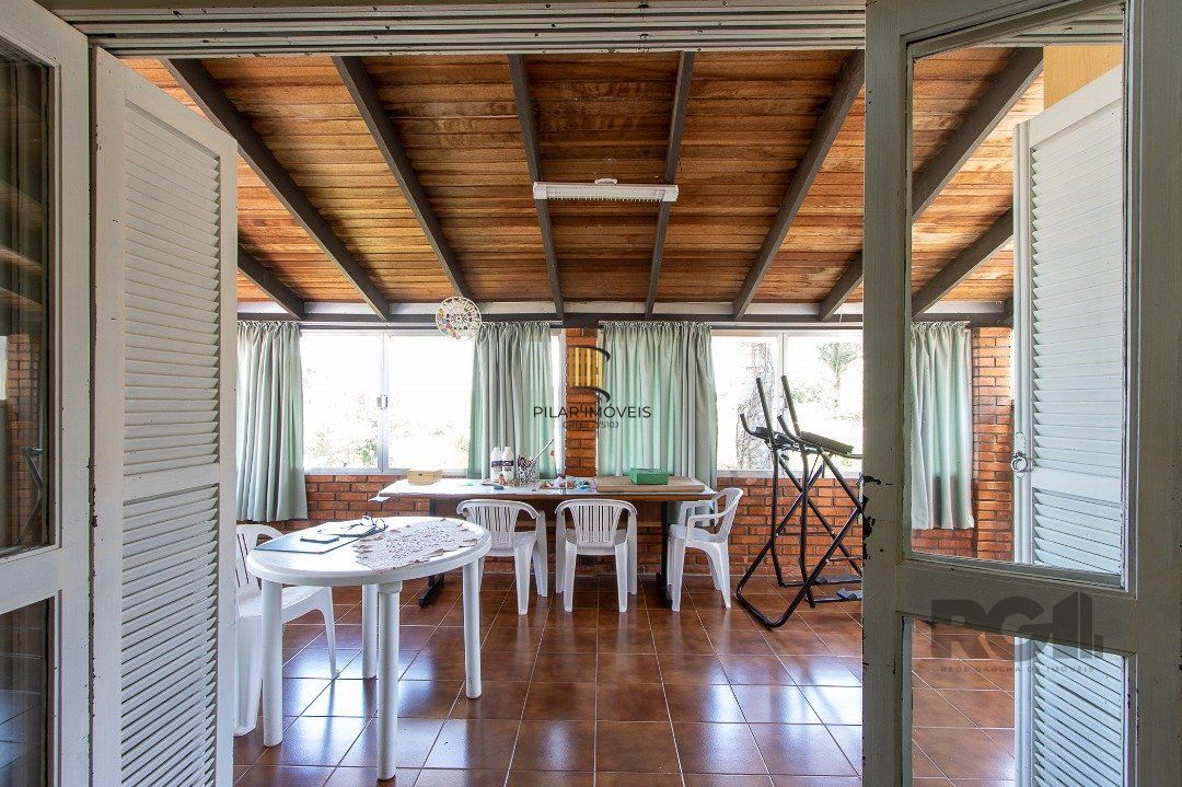 Casa com 4 quartos, suíte, churrasqueira, lareira, garagem coberta e lindo jardim.