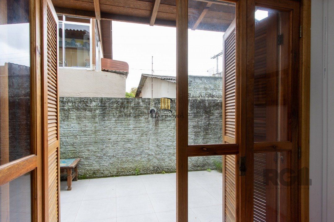 Casa de Condomínio 3 dormitórios no bairro Camaquã