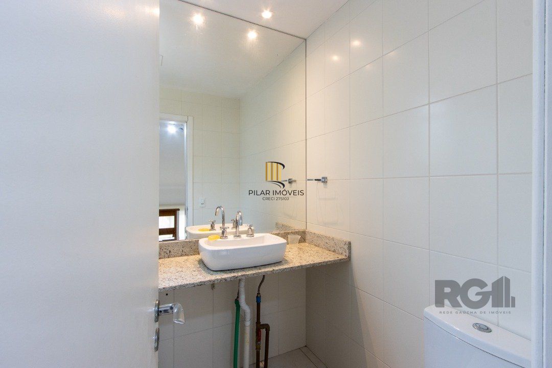 Casa em condomínio fechado,  com 3 quartos,  suíte, 3 banheiros e 2 vagas - Bairro Teresópolis