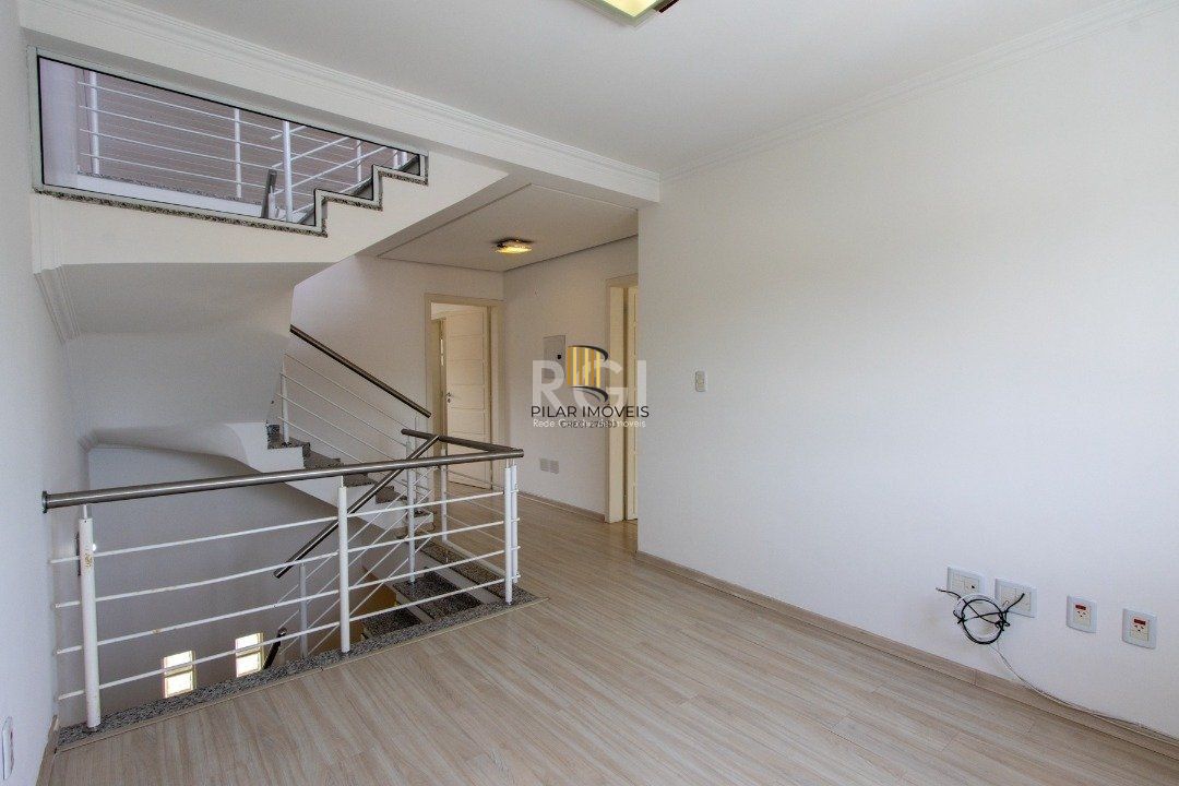 Uma suíte, estar íntimo, living 2 ambientes, lareira, lavabo, cozinha mobiliada,