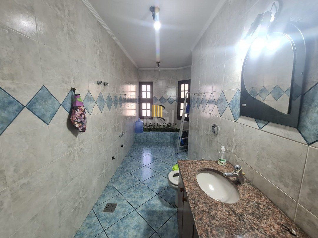 Casa para Venda - 464m², 5 dormitórios, sendo 4 suites, 4 vagas - Nonoai