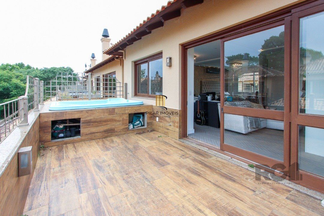 Casa com 327m² de área privativa, oferecendo 3 dormitórios, sendo 3 suítes