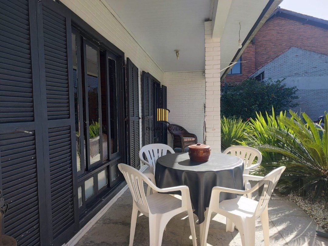 Casa 5 dormitórios no bairro Atlântida