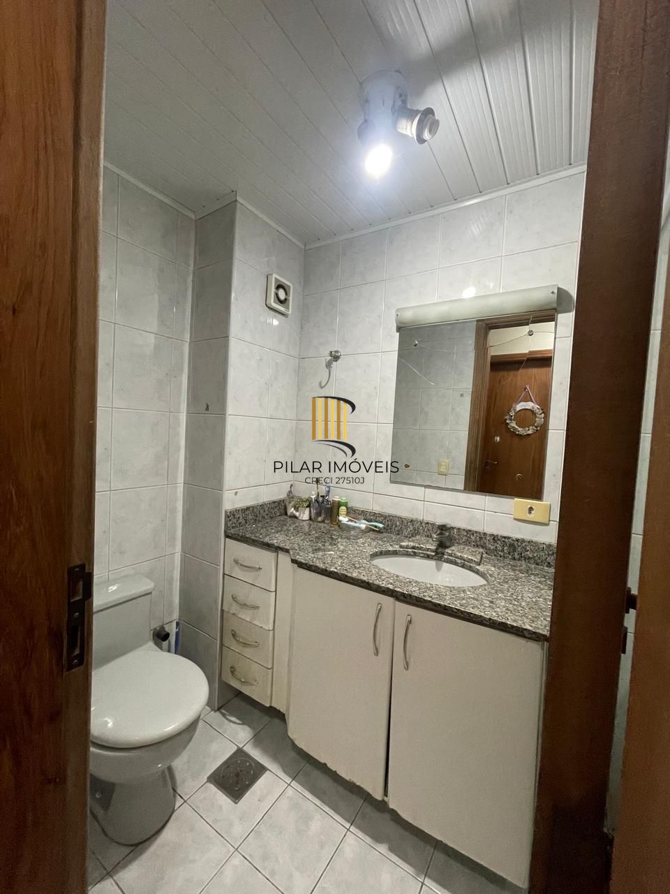 Apartamento bairro Tristeza, com 110 m² de área privativa, 03 dormitórios sendo 01 suíte e 02 vagas de garagem!