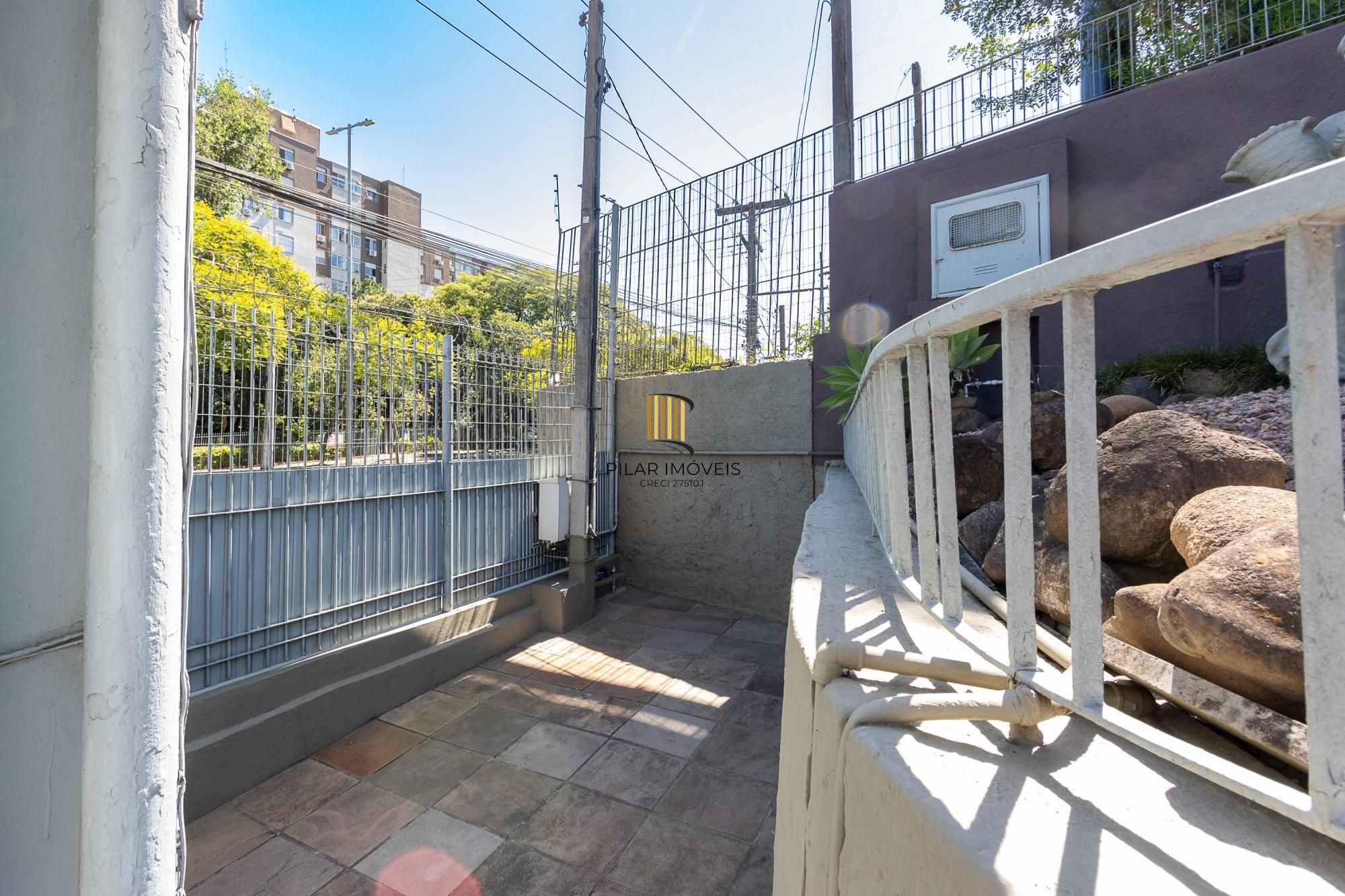 Casa de alvenaria, 4 dormitórios, 2 suítes, bairro Cristal.