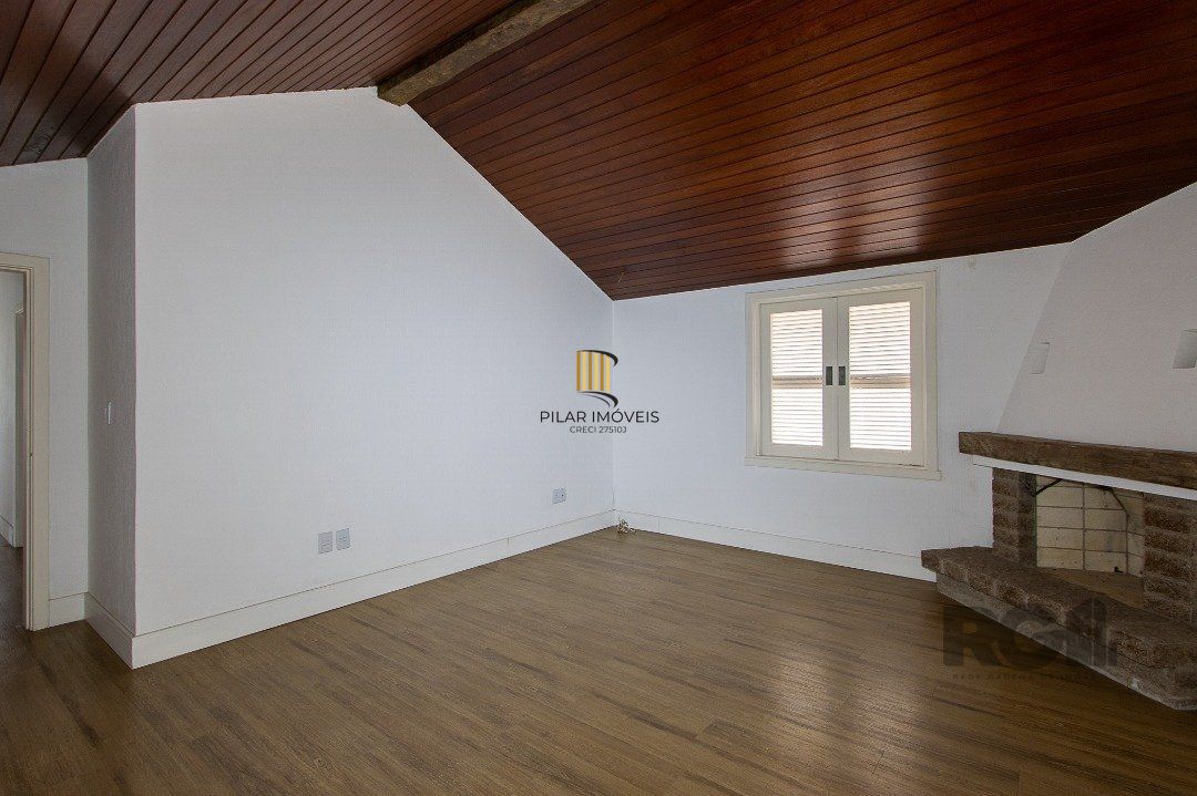 Casa Condomínio a Venda - 880m², 5 dormitórios, sendo 2 suítes, a master com lareira, 4 vagas - Cavalhada
