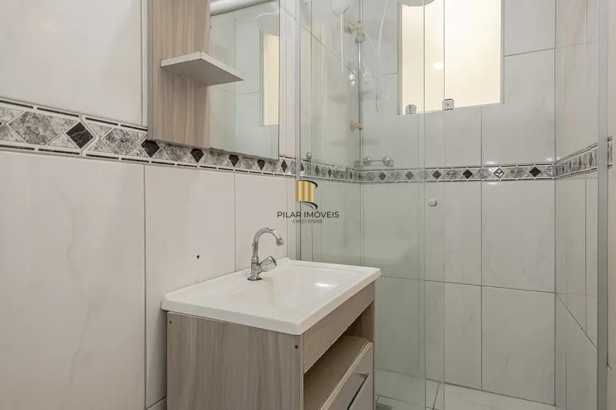 Apartamento de 2 quartos, no Bairro Tristeza, semi-mobiliado, com vaga escriturada.