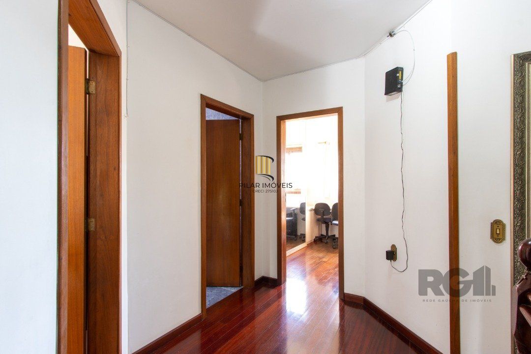 Casa de alvenaria, 3 quartos, 1 suíte, 4 banheiros e 5 vagas de garagem.