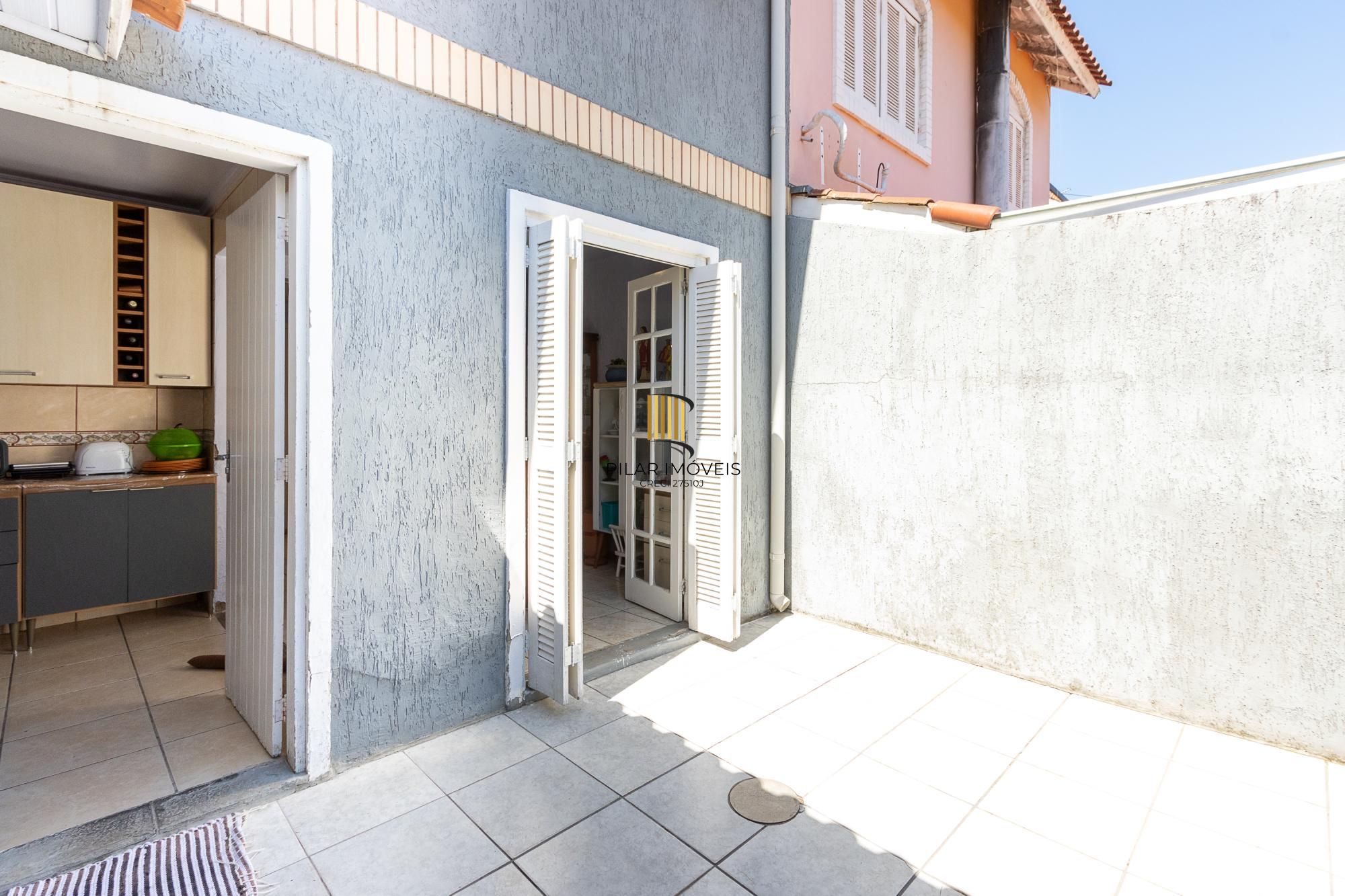 Casa de condomínio, de 3 dormitórios, 1 suíte e 2 vagas de garagem.