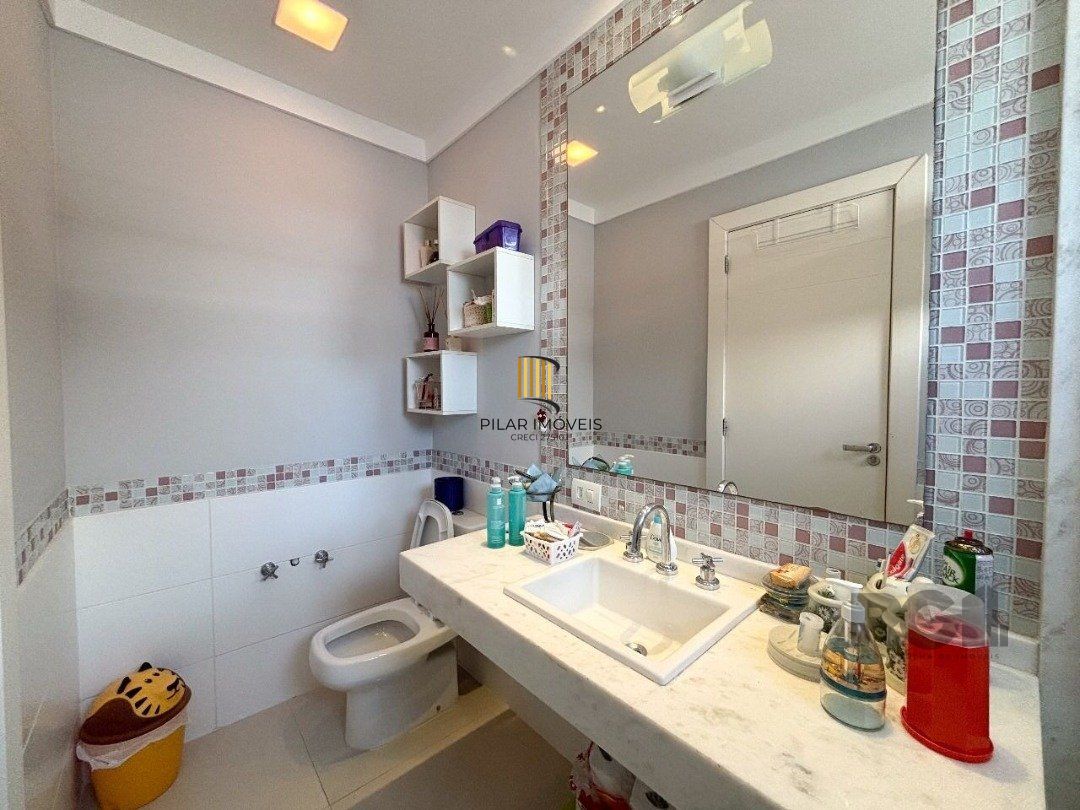 Casa em condomínio com pátio, piscina, 3 suítes e 2 vagas