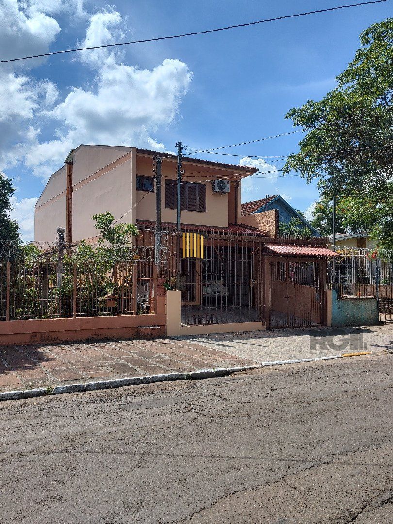 Casa 4 dormitórios Bairro Fião.