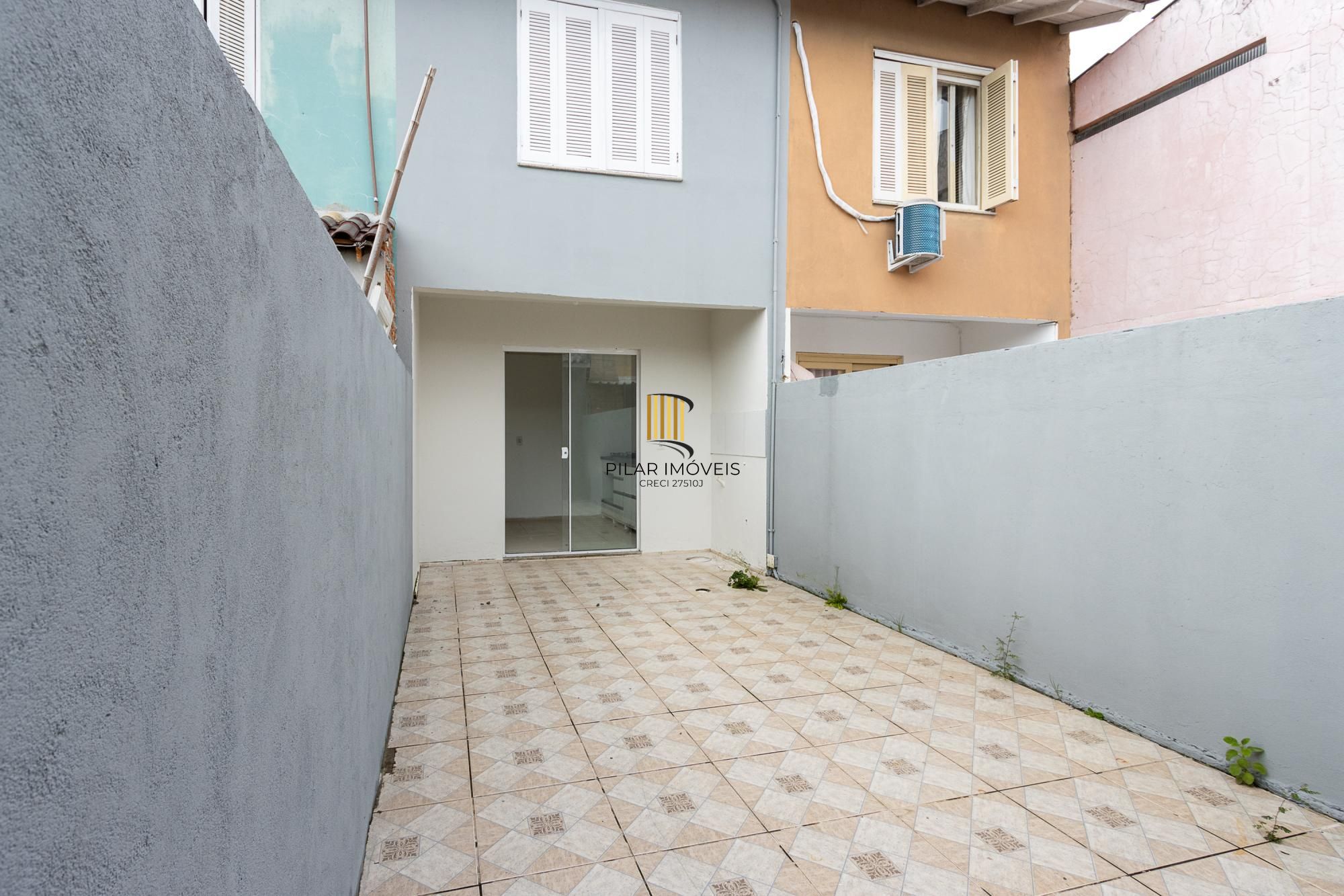 Casa (sobrado), 2 dormitórios, pátio - Bairro Hípica