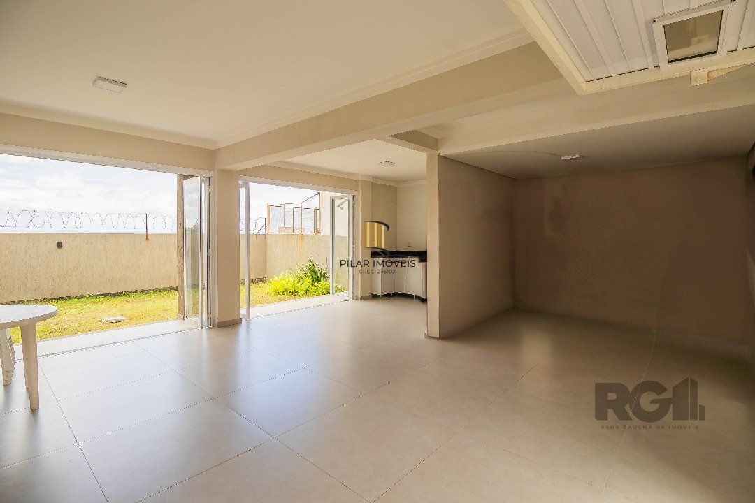 Sobrado, 185 metros quadrados privativo, com 3 quartos, 1 suíte, Living e cozinha integrados, lareira, churrasqueira, lavabo e 2 vagas de garagem.                       e 2 vagas de garagem