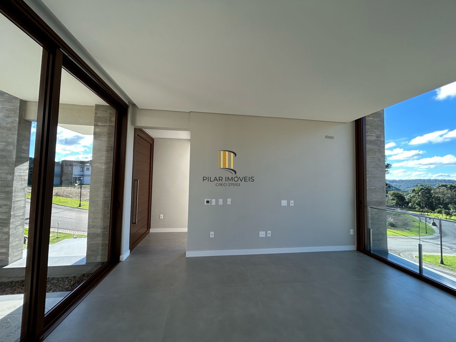Casa de condomínio, 3 dormitórios, 3 suítes, 2 vagas de garagem.