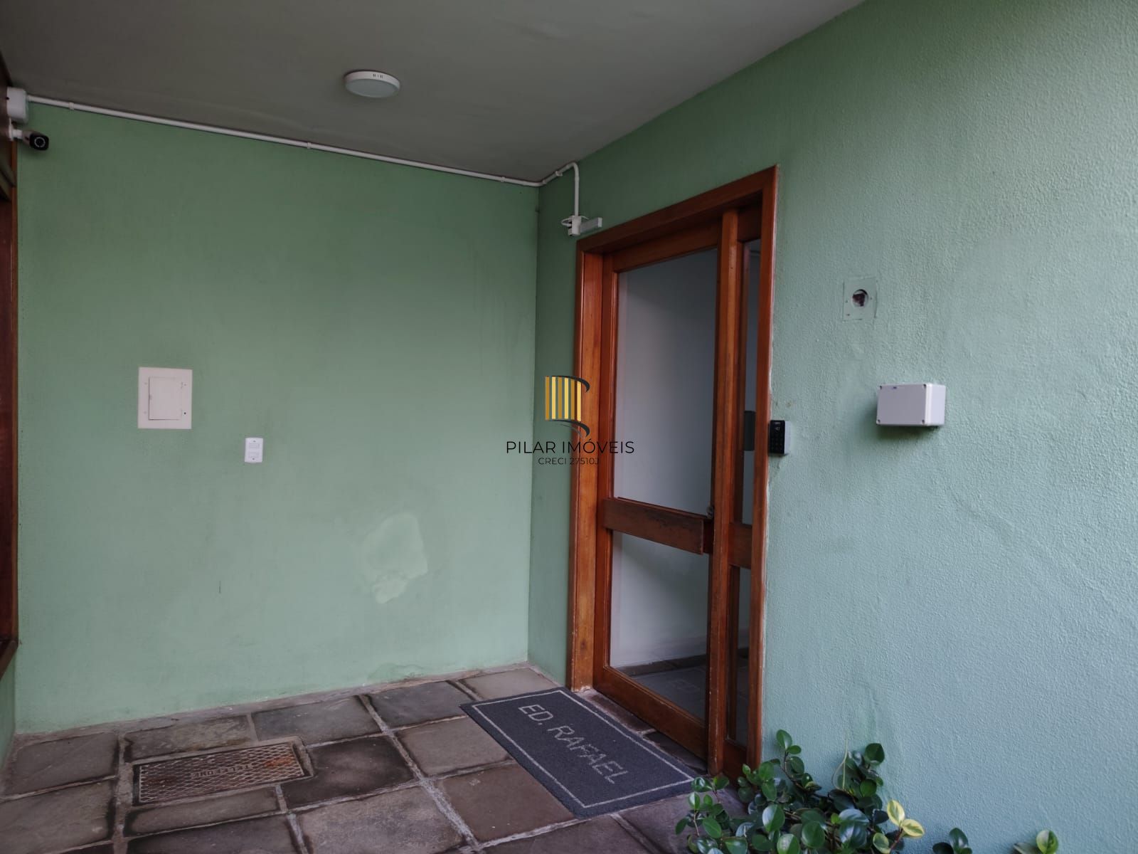 Apartamento Garden, 2 dormitórios, 1 suíte,  e 1 vaga de garagem coberta.