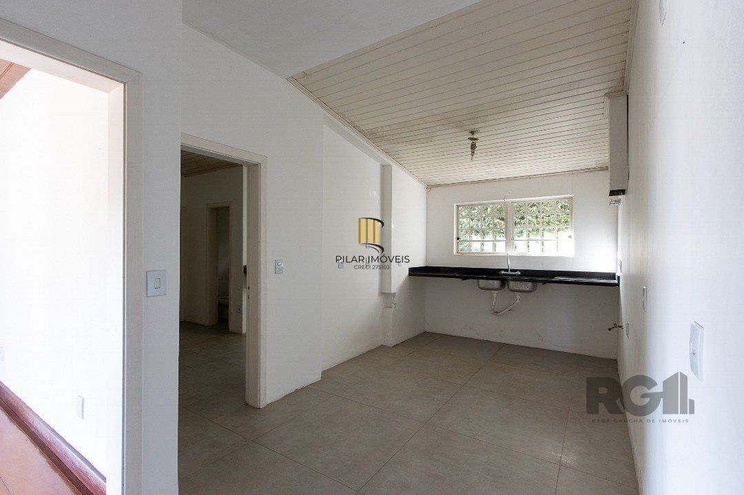Casa Condomínio a Venda - 880m², 5 dormitórios, sendo 2 suítes, a master com lareira, 4 vagas - Cavalhada