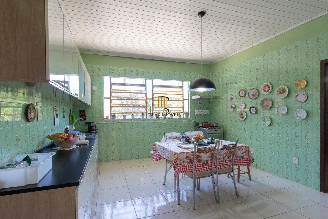 Casa para Venda - 370m², 4 dormitórios, sendo 1 suites, 6 vagas - Lomba do Pinheiro
