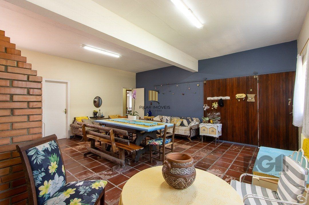 Casa com 4 quartos, suíte, churrasqueira, lareira, garagem coberta e lindo jardim.