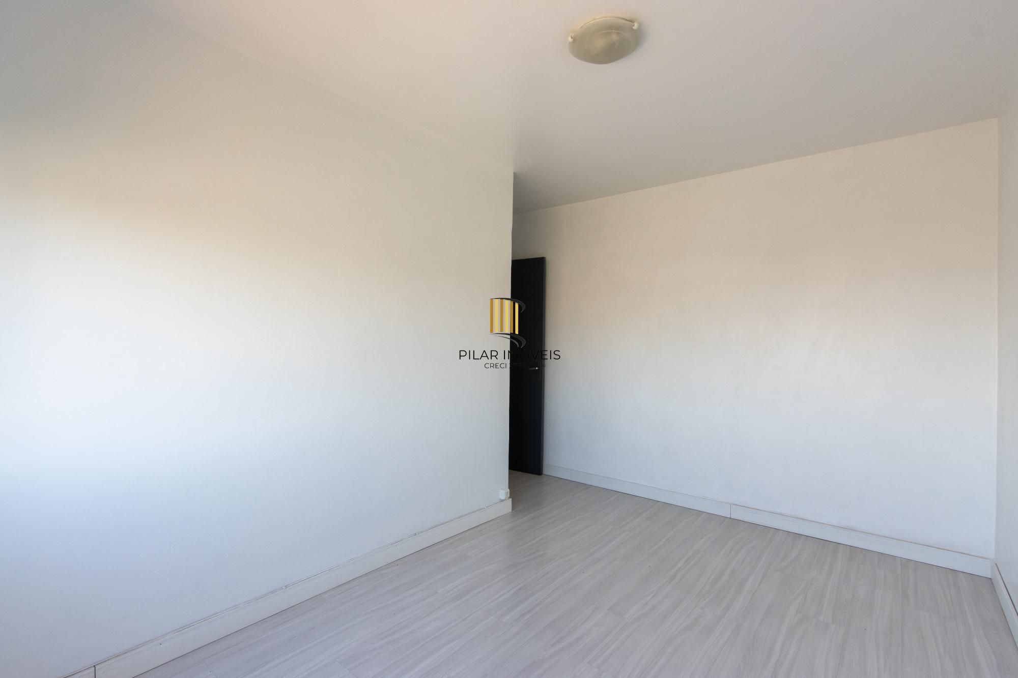 Apartamento semimobiliado à venda no bairro Cristal, 2 dormitórios, 2 banheiros, 1 vaga coberta e vista livre para o Guaíba