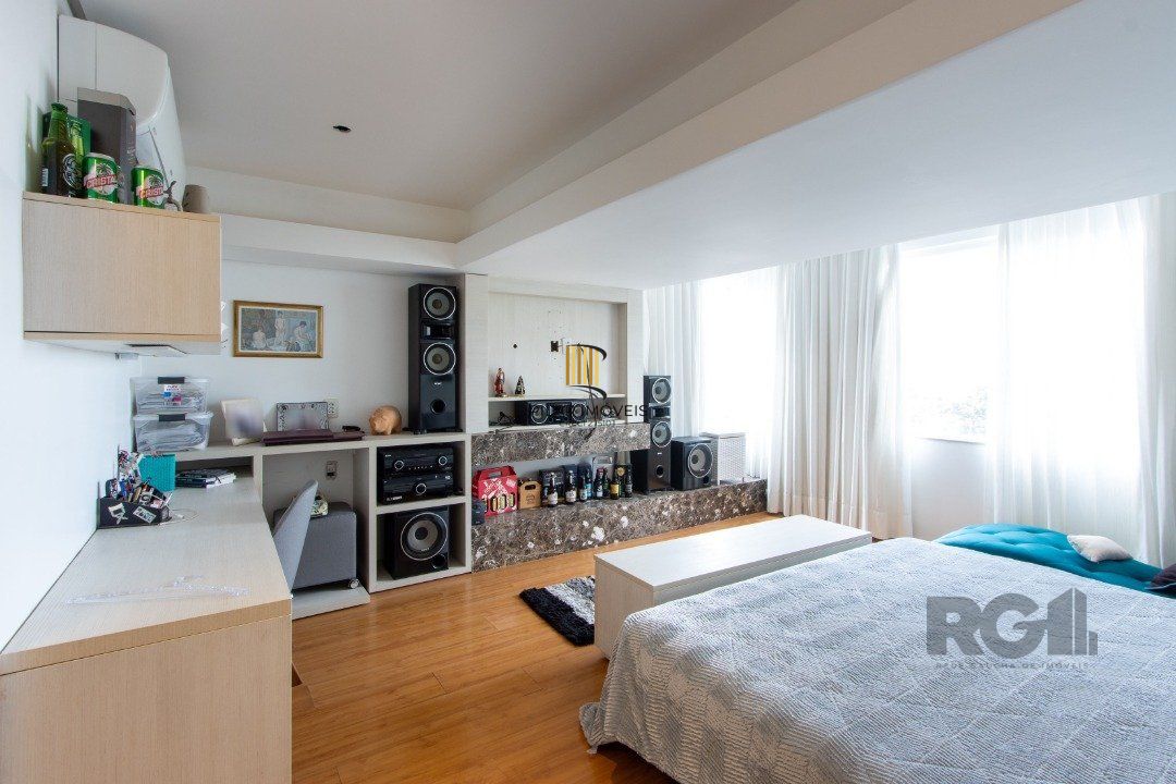 Casa em condominio . com 6 suites, sendo 3 suítes master com closet e hidro.