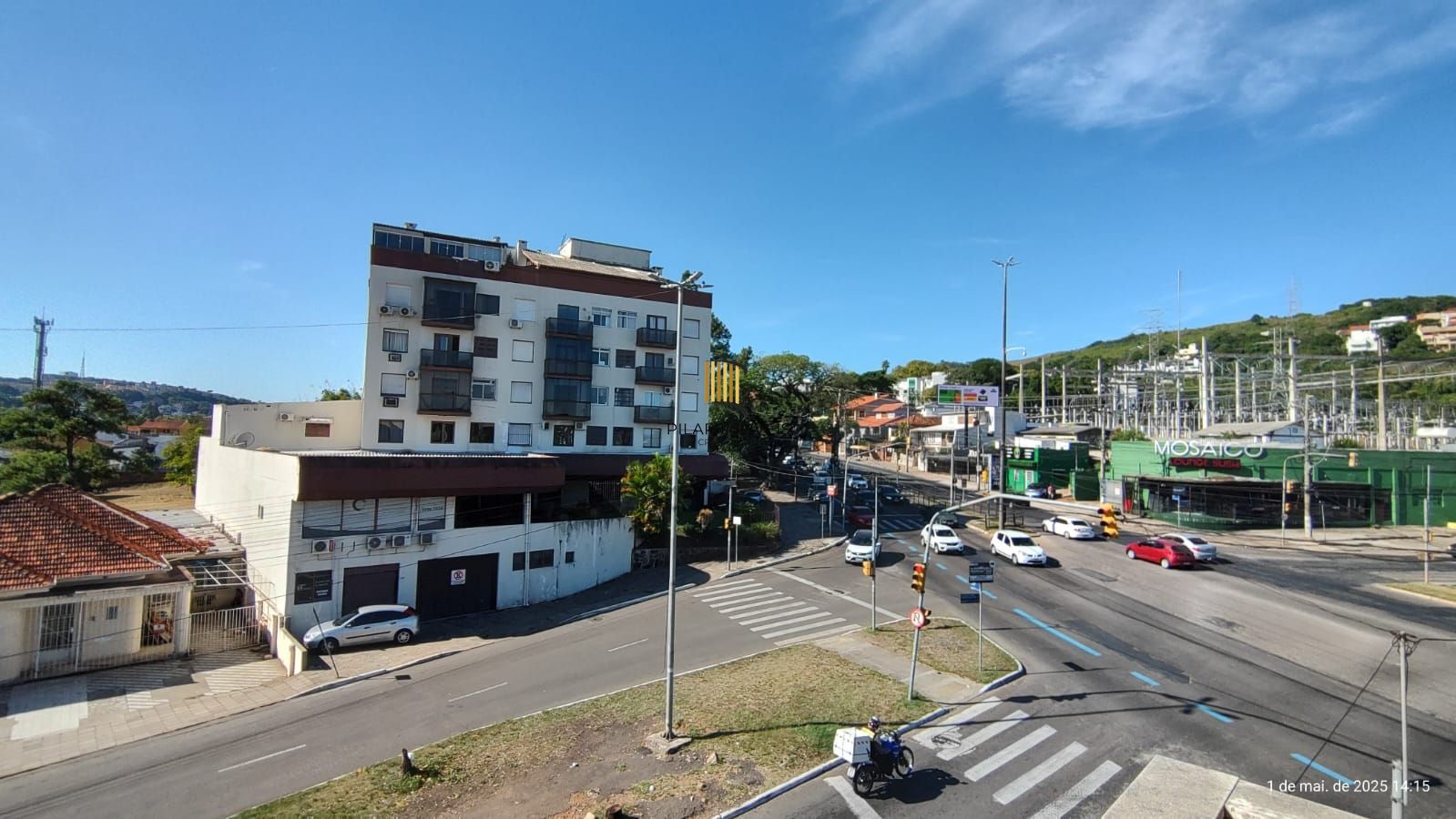 Apartamento de 4 dormitórios, 2 suítes, living amplo e arejado com sacada.