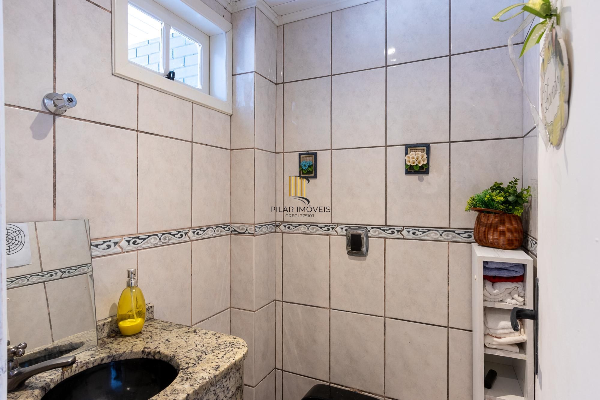 Casa de condomínio, de 3 dormitórios, 1 suíte e 2 vagas de garagem.