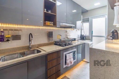 Casa impecável e mobiliada, com 3 niveis, possui 3 dormitórios sendo 1 suíte, 4 banheiros