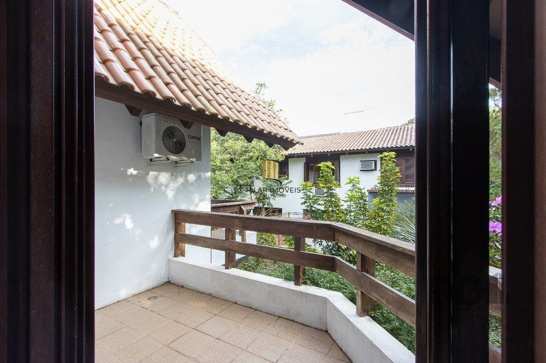 Casa de Condomínio 6 dormitórios no bairro Cavalhada