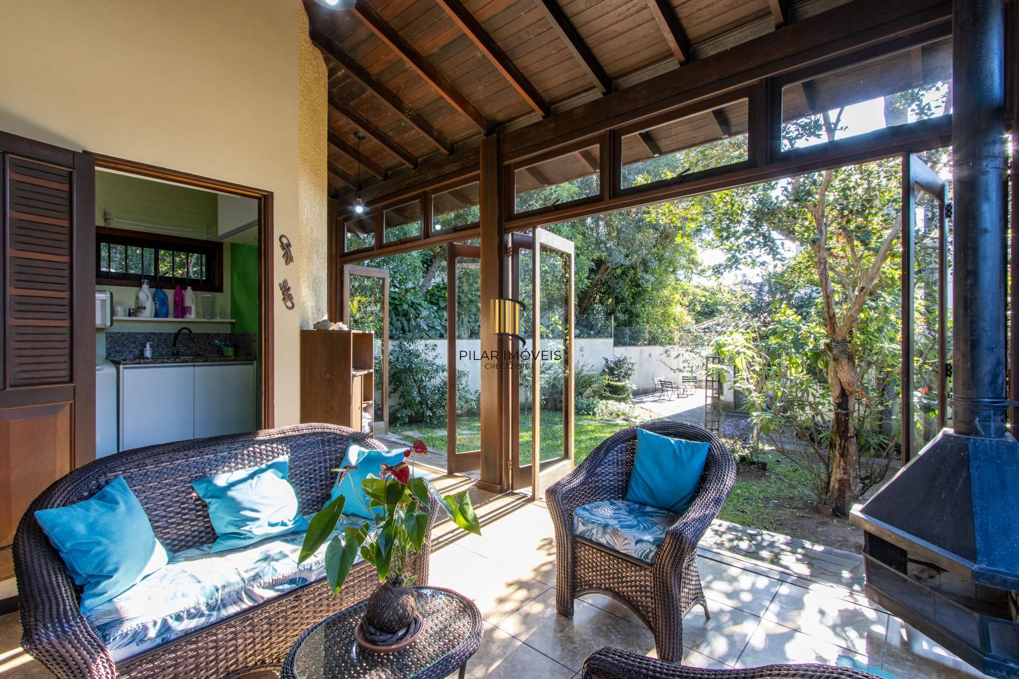 Casa com 3 quartos e 357m² à venda em Tristeza, Porto Alegre.