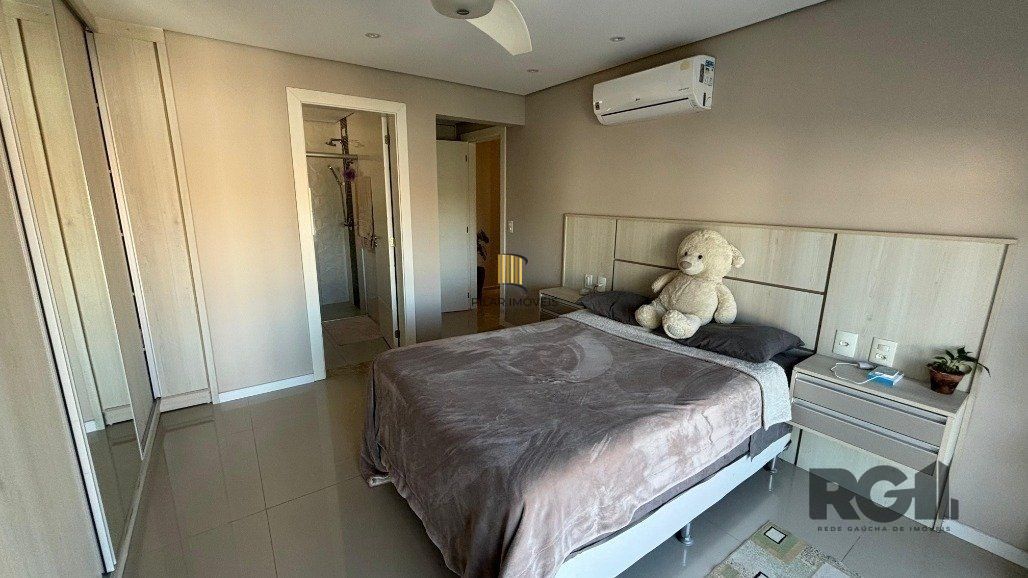 Casa em condomínio com 4 suítes, 4 vagas de garagem, pátio com piscina