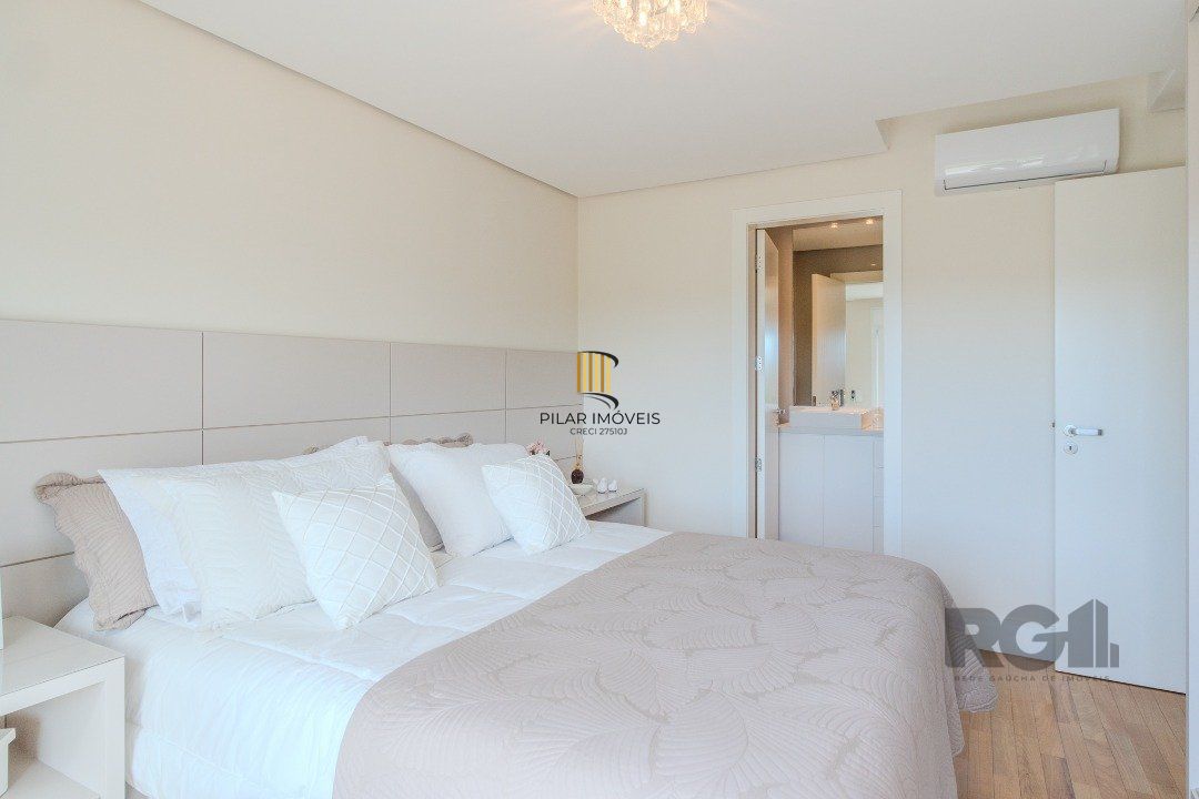 Casa semimobiliada e possui 3 suítes (sendo 1 delas master com closet e hidro)