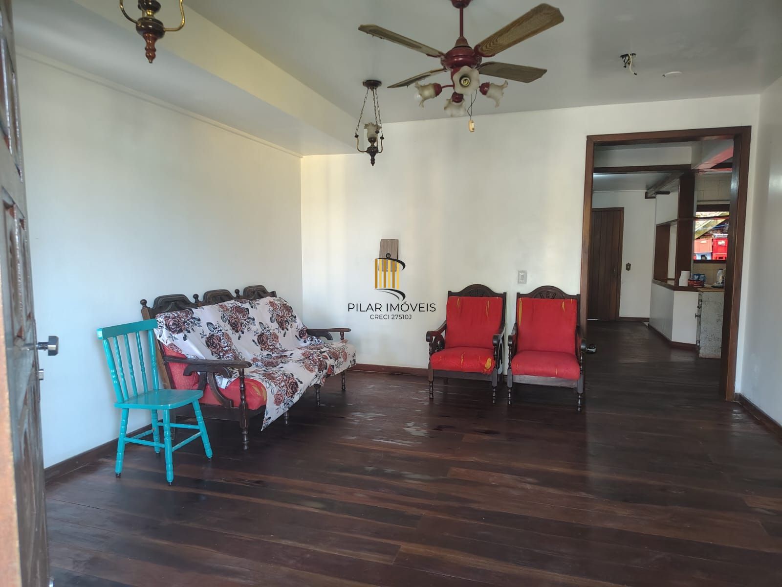 Casa de 4 dormitórios, 1 suíte e 4 vagas de garagem no bairro Cavalhada.