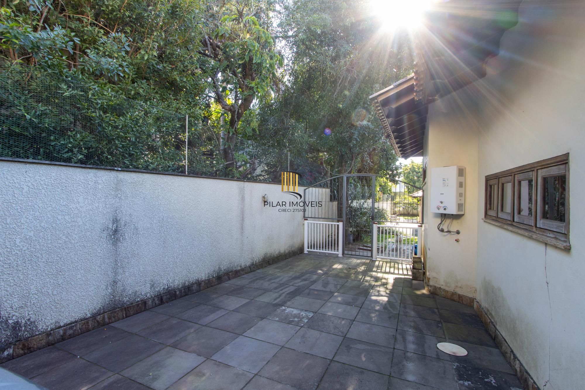 Casa com 3 quartos e 357m² à venda em Tristeza, Porto Alegre.