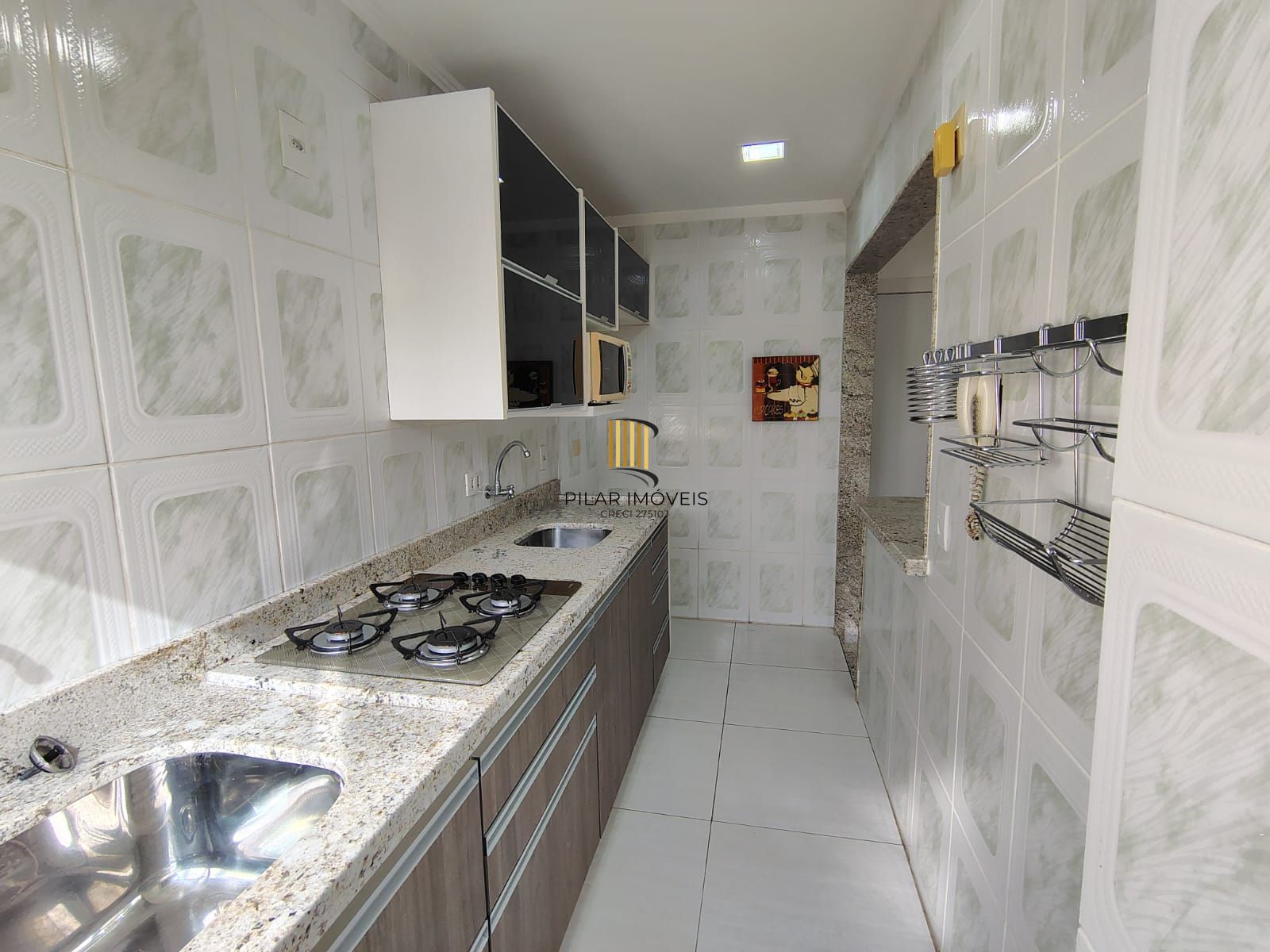 Apartamento de 1 dormitório, living, cozinha planejada, banheiro social.