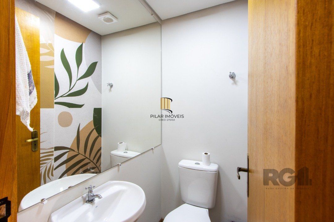 Casa em condomínio,  possui 2 dormitórios, sala para 2 ambientes e 1 vaga.