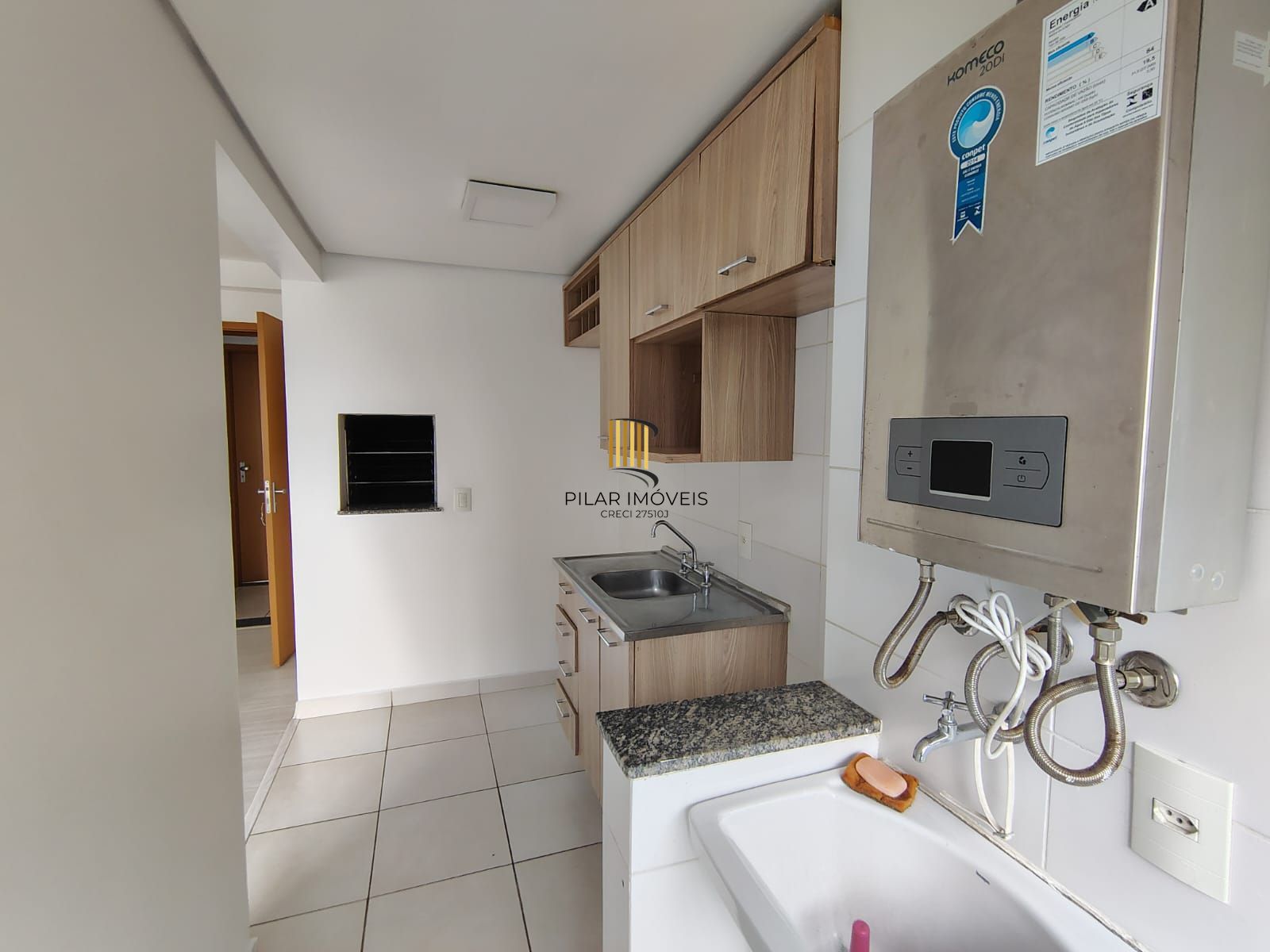 Apartamento de 2 dormitórios, living, cozinha planejada, área de serviço, banheiro social e 1 vaga de garagem escriturada.