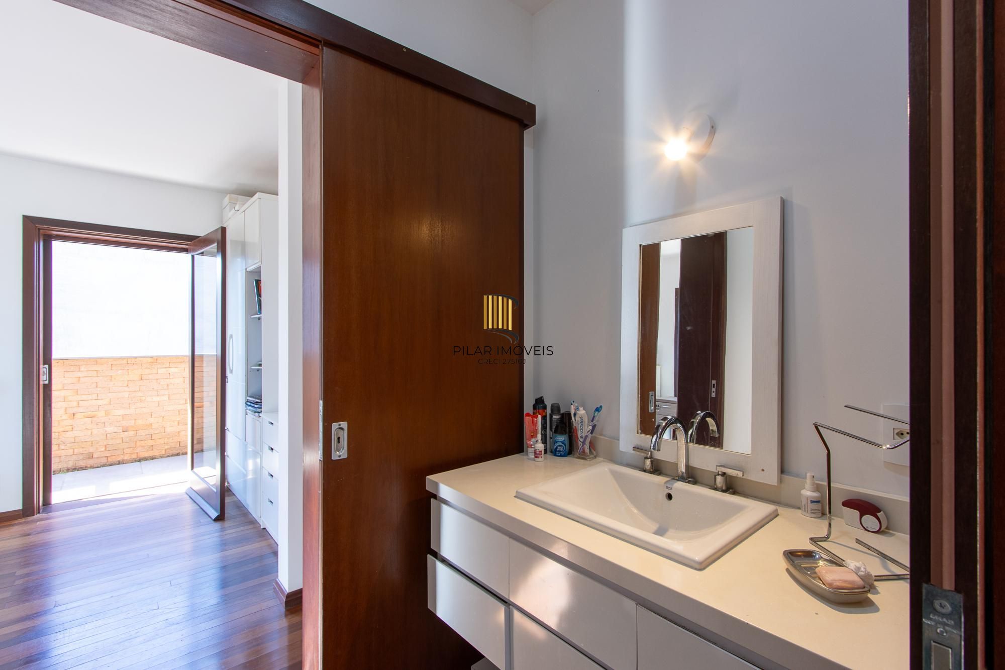 Casa no Condominio Terra Ville.  3 suites, com fundo para o lago.