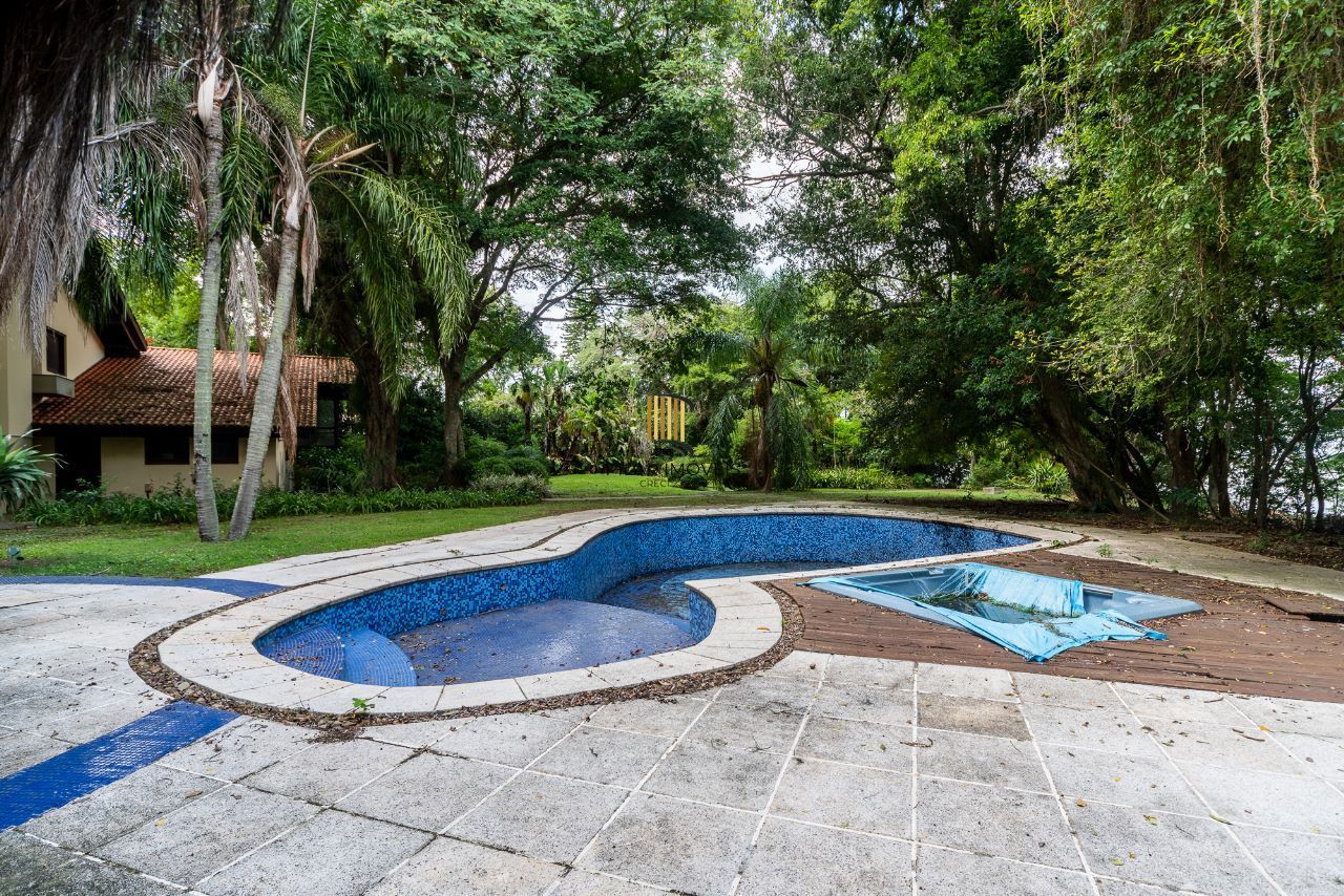 Casa à venda com1981m², 13 dormitórios, 4 suítes, 30 vagas, terreno de 1,2 hectares, no bairro Pedra Redonda em Porto Alegre