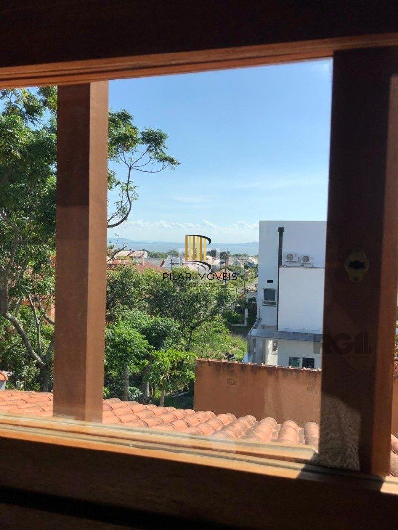 Casa residencial de 3 dormitórios sendo um uma suíte localizada no bairro Guarujá.