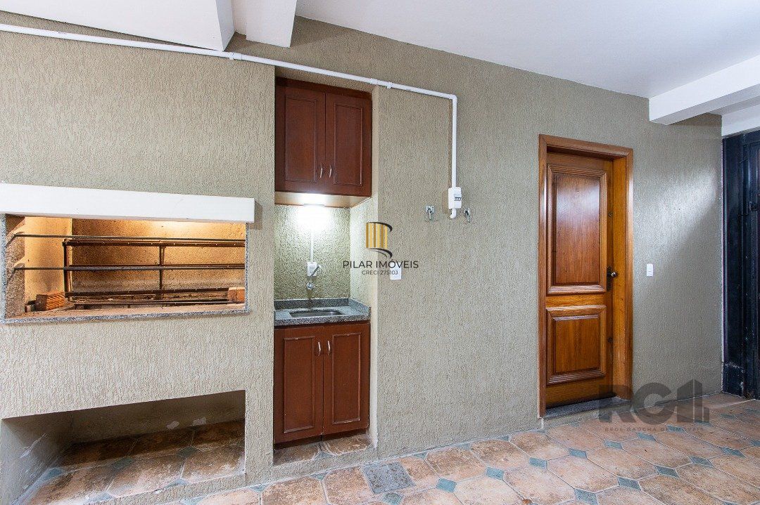 Casa de alvenaria, 3 dormitórios, 1 suíte e pátio com piscina, bairro Espírito Santo.