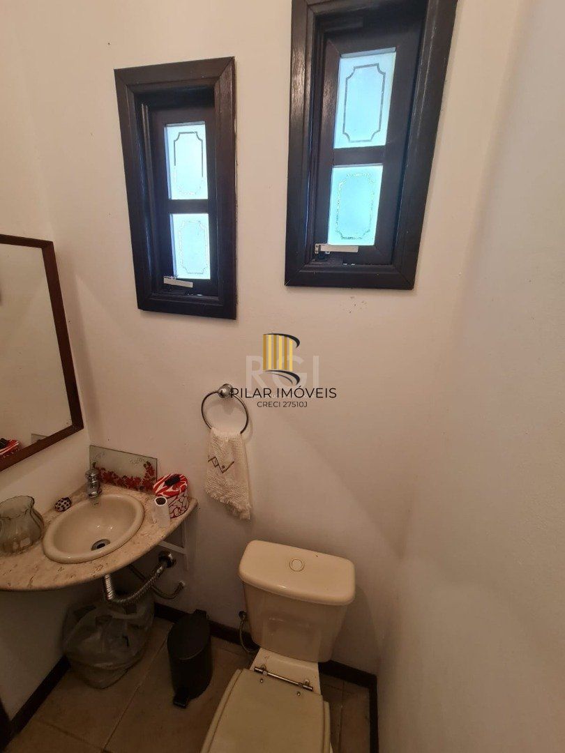 Casa em lindo terreno alto ao nível da rua medindo 10 × 32 onde consta uma residência térrea com 136m2 de área privativa,