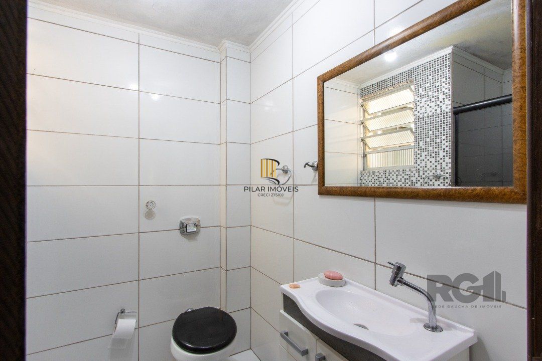 Apartamento com 70m² de área privativa, possui 3 dormitórios, sala para 2 ambientes, banheiro social, cozinha com móveis planejados e área de serviço.
