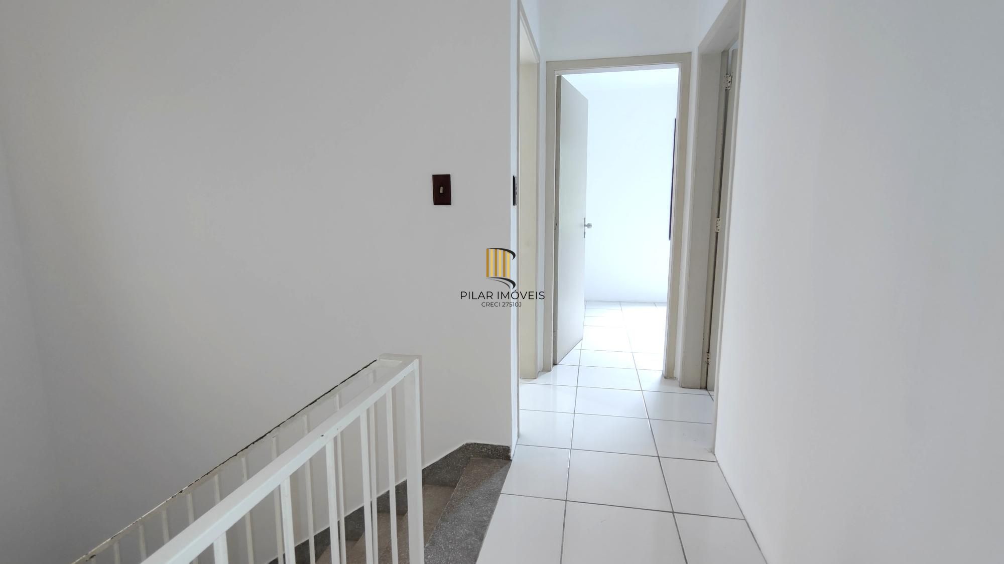 Casa de condomínio, 3 dormitórios, 1 suíte, 1 vaga coberta, no bairro Cristal.